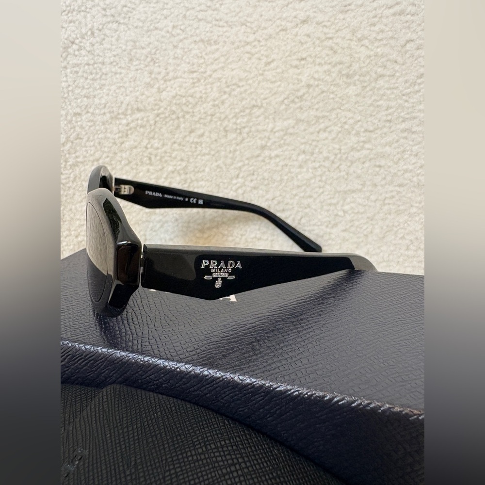 Prada Symbole sunglasses (Reposhing) - Picture 4 of 9